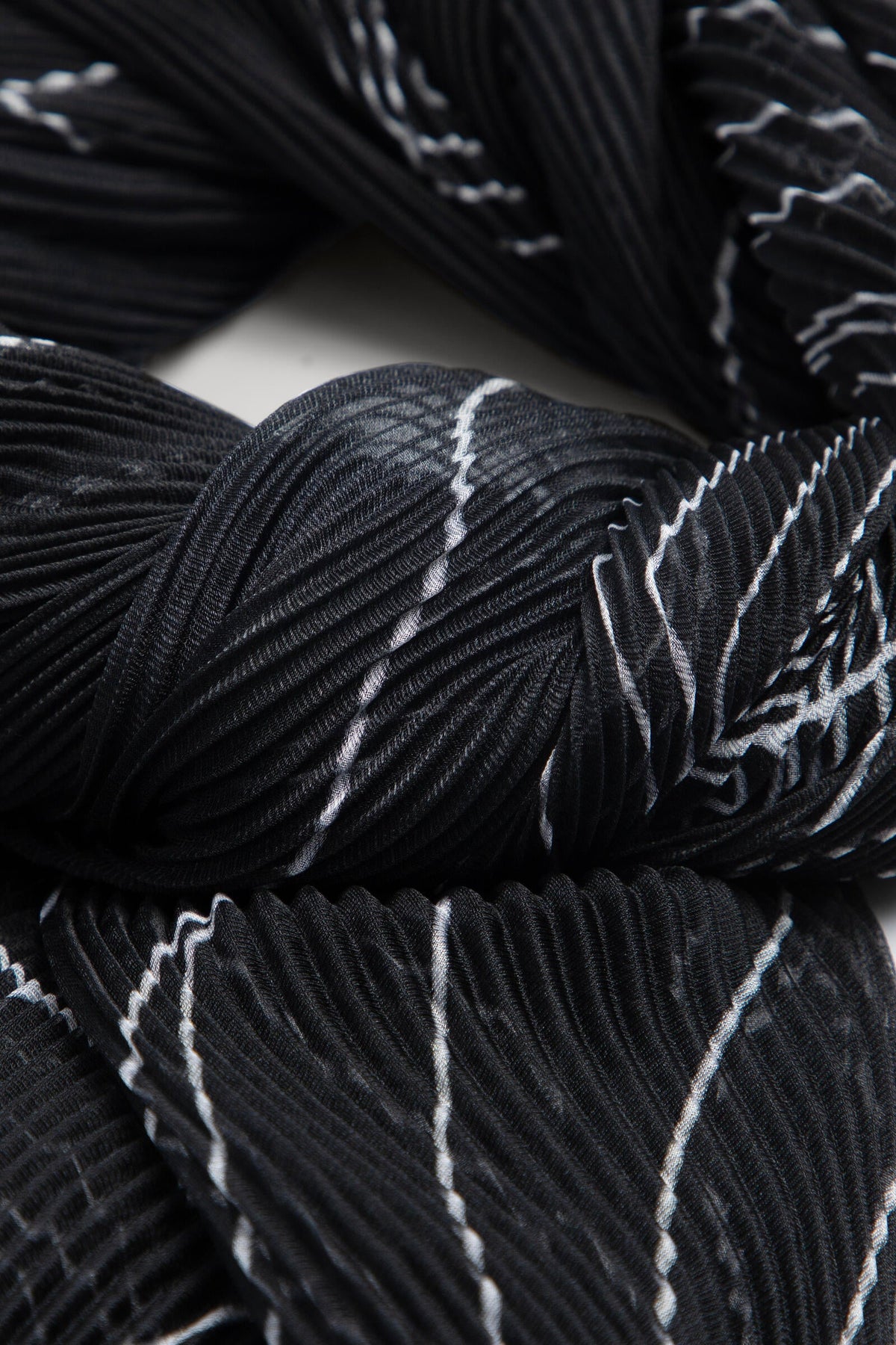 Squares Geo Pleated Scarf - Black & White