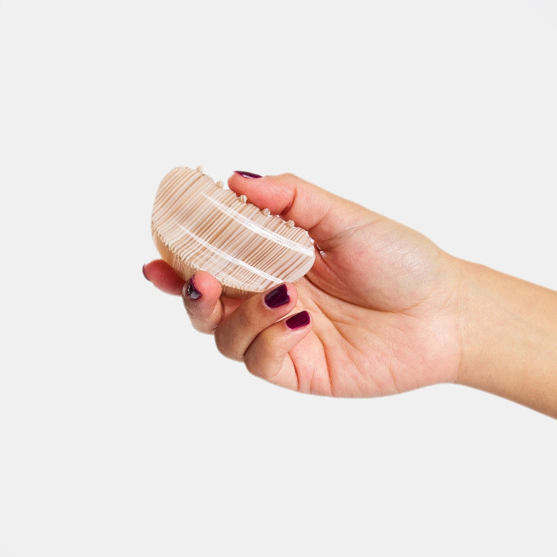 Hand holding Chunks Juno Hair Claw Clip in Oak on a hite background