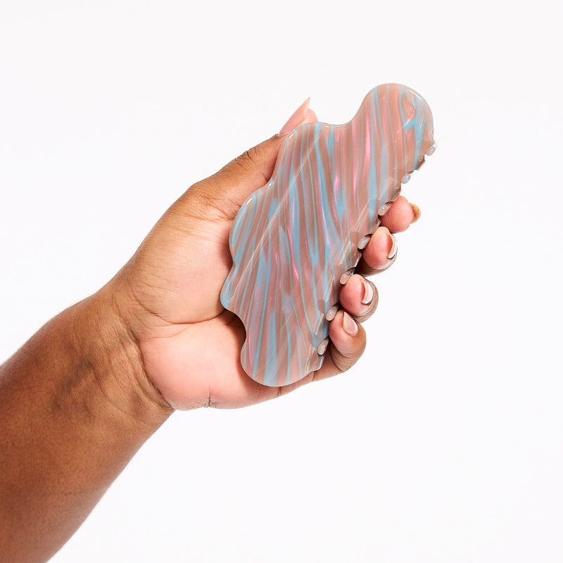 Hand holding Chunks Nimbus Hair Claw Clip in Fuel on a white background