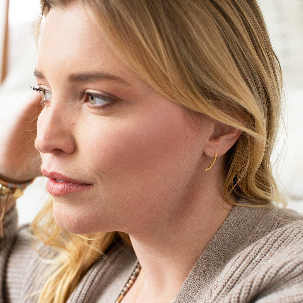 Refined Earring Collection Comet Curve Post Earrings Gold Vermeil Model Stud Earring